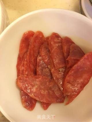 荷兰豆炒腊肠的做法步骤：2