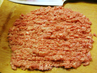 隔水蒸冲菜牛肉饼的做法步骤：2