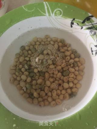 黄豆猪肚汤的做法步骤：1