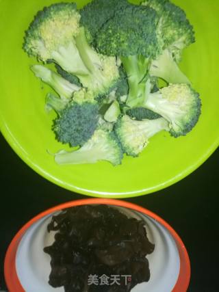 西兰花炒木耳的做法步骤：1
