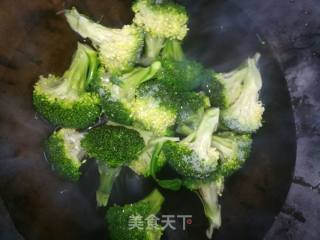 西兰花炒木耳的做法步骤：2