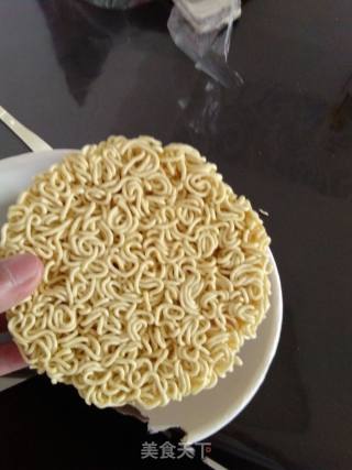 泡面饼丝两煮的做法步骤：1