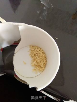 泡面饼丝两煮的做法步骤：2