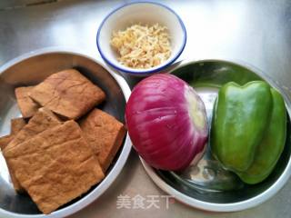 洋葱拌豆干的做法步骤：1