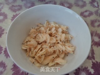 韭菜虾皮馅饽饽的做法步骤：2