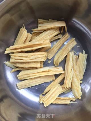 双椒腐竹炒木耳的做法步骤：1