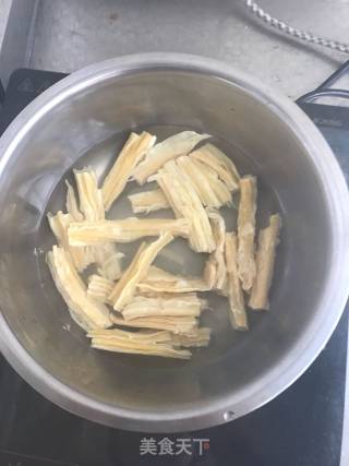 双椒腐竹炒木耳的做法步骤：2