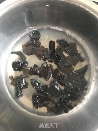 双椒腐竹炒木耳的做法步骤：4