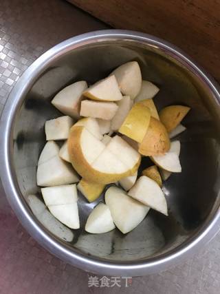 鲜榨梨汁的做法步骤：1