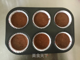 巧克力大白纸杯蛋糕的做法步骤：7