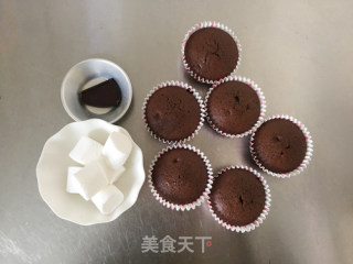 巧克力大白纸杯蛋糕的做法步骤：8