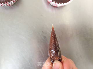 巧克力大白纸杯蛋糕的做法步骤：12