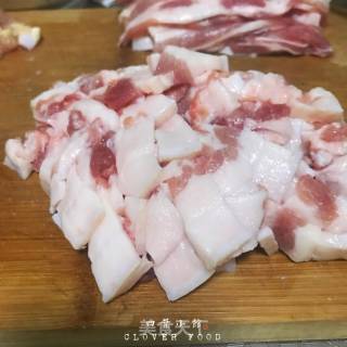青椒小炒肉的做法步骤：1