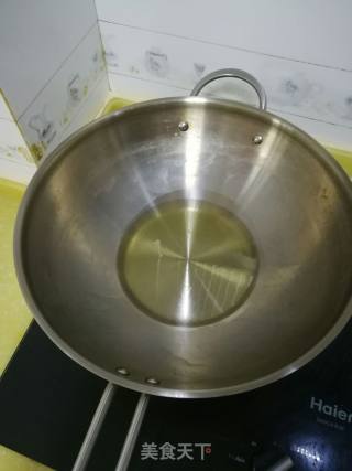 芹菜洋葱炒肉的做法步骤：2
