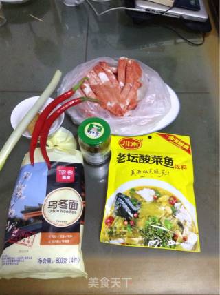 简单到像煮方便面一样的美味面条——酸菜肥牛乌冬面的做法步骤：1