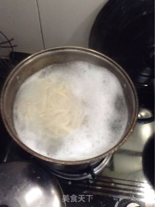 简单到像煮方便面一样的美味面条——酸菜肥牛乌冬面的做法步骤：11