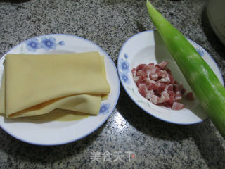 咸肉千张煮莴笋的做法步骤：1