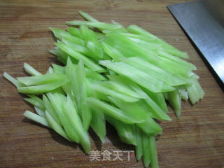 咸肉千张煮莴笋的做法步骤：2