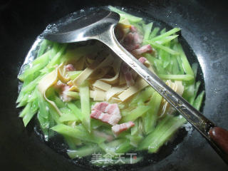 咸肉千张煮莴笋的做法步骤：6