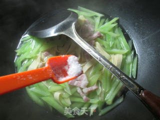 咸肉千张煮莴笋的做法步骤：7