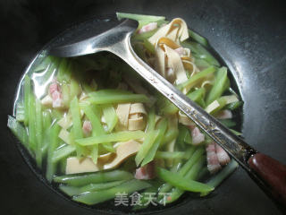 咸肉千张煮莴笋的做法步骤：9