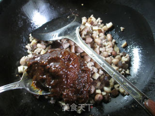 肉末花生米香菇酱的做法步骤：7