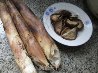 香菇烧雷笋的做法步骤：1
