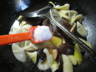 香菇烧雷笋的做法步骤：9