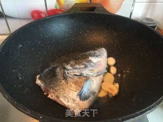 刀鱼馄饨鱼头汤的做法步骤：2