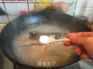 刀鱼馄饨鱼头汤的做法步骤：4