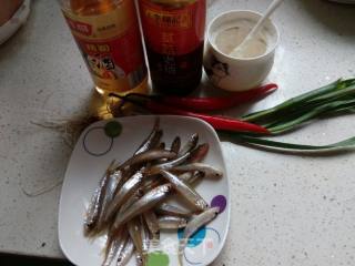 香酥小河鱼的做法步骤：1