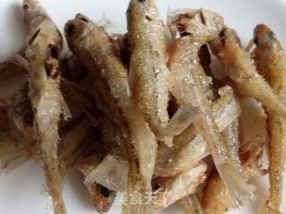 香酥小河鱼的做法步骤：5