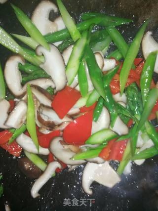芦笋炒香菇的做法步骤：4