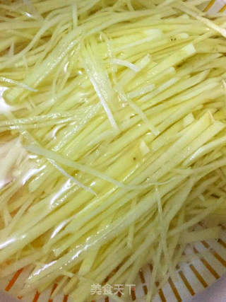 青椒土豆丝的做法步骤：1