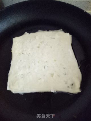 馄饨皮版葱油饼的做法步骤：9