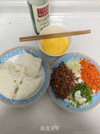 火腿鸡蛋炒饭的做法步骤：1