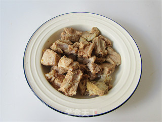 茄汁排骨龙眼肉的做法步骤：1