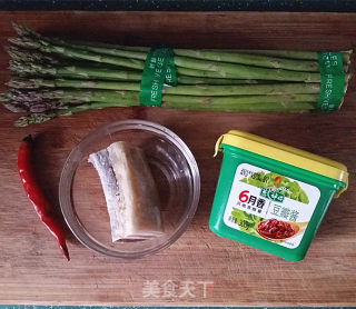 豆瓣酱芦笋炒咸肉的做法步骤：1