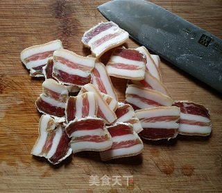 豆瓣酱芦笋炒咸肉的做法步骤：2