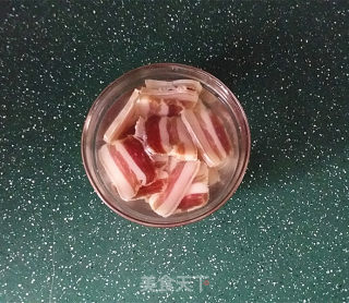 豆瓣酱芦笋炒咸肉的做法步骤：3