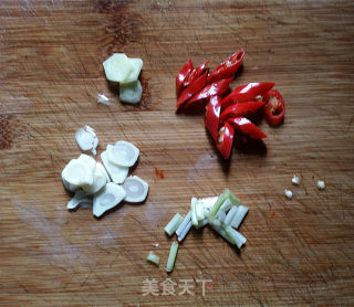 豆瓣酱芦笋炒咸肉的做法步骤：6