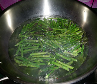 豆瓣酱芦笋炒咸肉的做法步骤：7