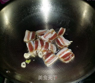 豆瓣酱芦笋炒咸肉的做法步骤：8