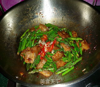 豆瓣酱芦笋炒咸肉的做法步骤：14