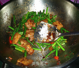 豆瓣酱芦笋炒咸肉的做法步骤：15