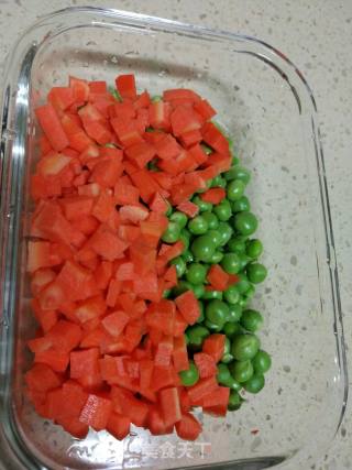 青豆胡萝卜虾仁炒米饭的做法步骤：1