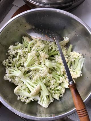 辣炒肉末菜花的做法步骤：1