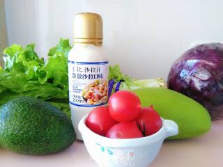 青芒牛油果鸡肉沙拉的做法步骤：1