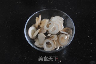 沙茶草菇肉酱面的做法步骤：2