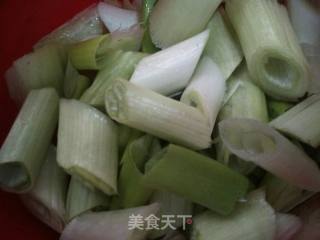 大葱炒肉的做法步骤：1